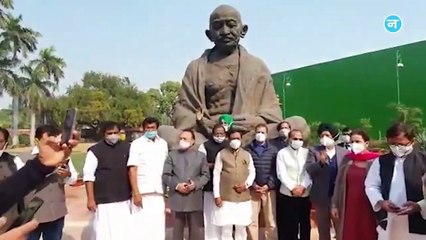 संसद परिसर में राहुल गांधी समेत कांग्रेस सांसदों का प्रदर्शन, 'काले कानून वापस लो' के लगाए नारे