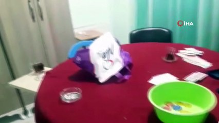 Dernek görünümlü 'kurmarhane'...Kapıya 'Korona virüs sebebiyle geçici bir süre kapalıyız' yazısı astılar