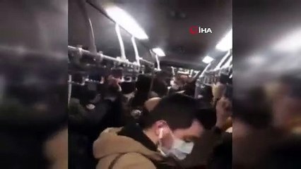 Metrobüste tekmeli yumruklu kavga kamerada