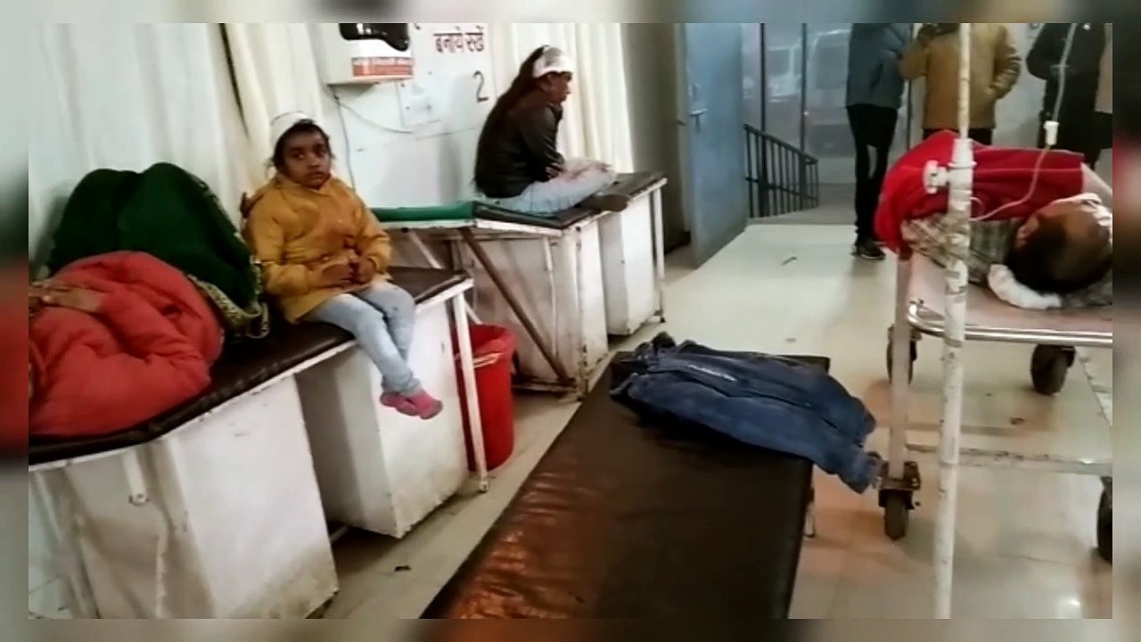 घने कोहरे के चलते आगरा अलीगढ़ नेशनल हाईवे पर दे...