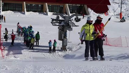 - Aldıkları eğitimle pistlerin karını atıyorlar