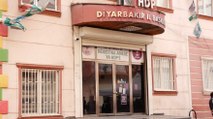 Diyarbakır’da HDP binası boşaltıldı, evlat nöbetindeki aileler tepki gösterdi