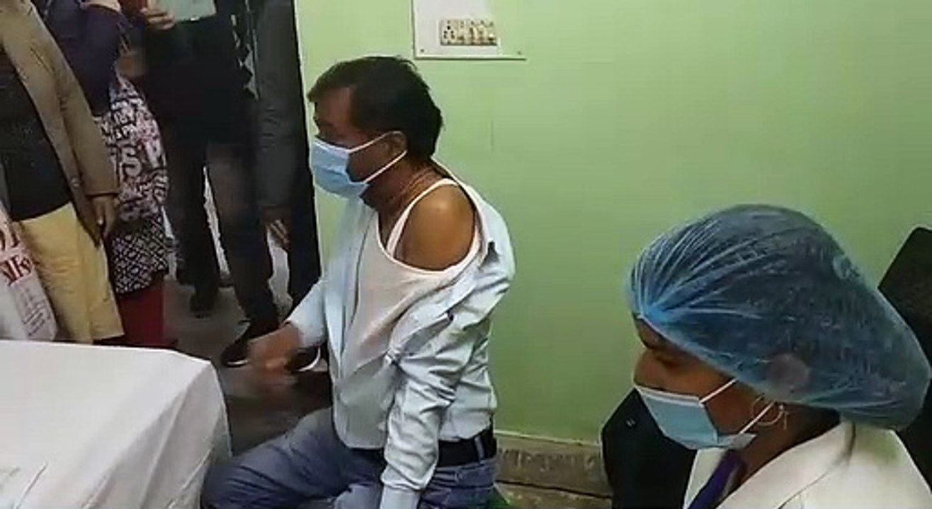 सीएचसी अधीक्षक डॉ एएन चौहान ने लगवाया टीका