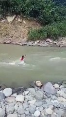 Video niña indígena cruzando un río en Pueblo Rico, Risaralda