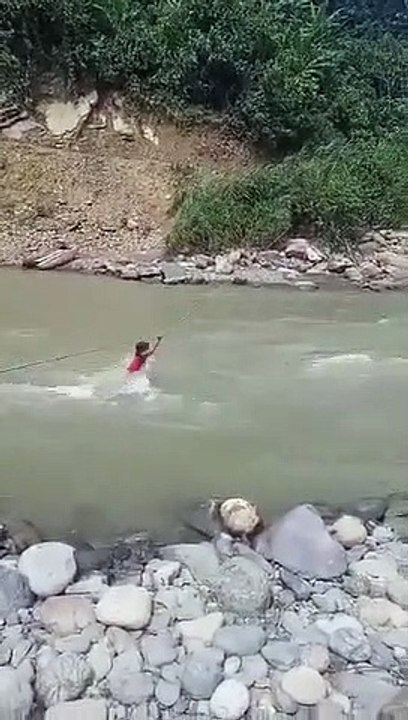 Video niña indígena cruzando un río en Pueblo Rico, Risaralda