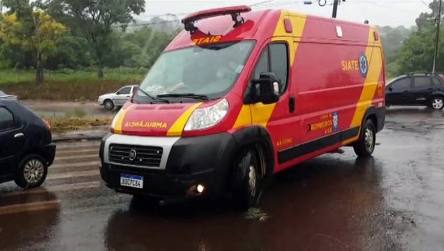 Corolla e Palio batem em cruzamento no Bairro Alto Alegre