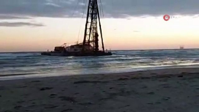 Silivri açıklarında şiddetli lodos nedeniyle, içinde 4 personel bulunan demir yüklü sal karaya oturdu