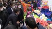 İBB Başkanı Ekrem İmamoğlu, Bahçelievler'de semt pazarını ziyaret ederek, esnaf ve vatandaşlarla yaşadıkları ekonomik sıkıntıları konuştu