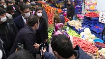 İBB Başkanı Ekrem İmamoğlu, Bahçelievler'de semt pazarını ziyaret ederek, esnaf ve vatandaşlarla yaşadıkları ekonomik sıkıntıları konuştu