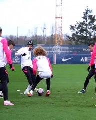 Le petit pont de Neymar sur le jeune Xavi Simons