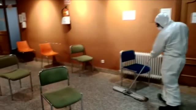 La UME desinfecta instalaciones universitarias en Madrid mientras los estudiantes protestan por las aglomeraciones