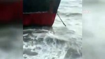 Marmara denizinde etkili olan şiddetli fırtına nedeniyle Zeytinburnu açıklarında bir kargo gemisi karaya oturdu.