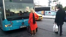 Beşiktaş'ta ilginç görüntü! Halk otobüsünün önünü kesti