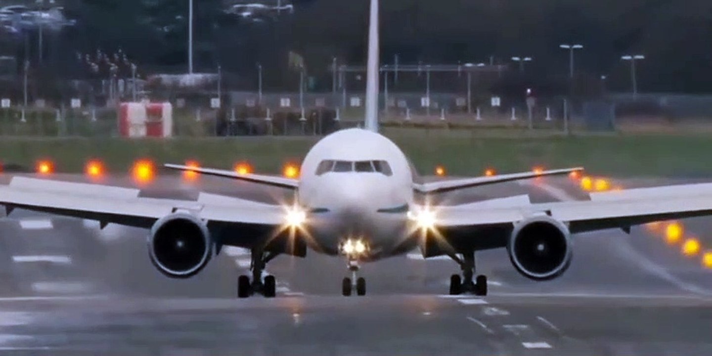 Top dangerous landings of planes, best landing by pilots ever