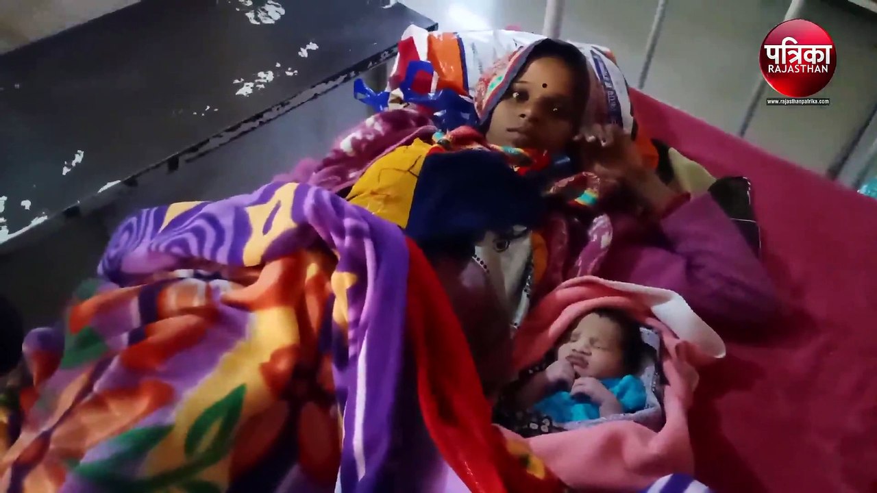 VIDEO : ये कैसी नैतिकता : प्रसूता को ले गए बाड़...