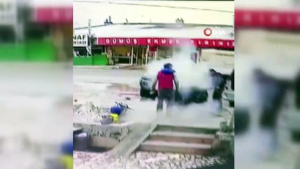 Şişirdiği traktör lastiği bir anda patladı...Patlamanın etkisi ile böyle savruldu