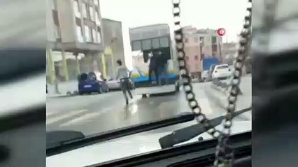 Kamyonet kasasında tehlikeli yolculuk kamerada