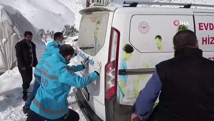 Önce kara saplanan araçlarını çıkardılar, sonra da hastalarını muayene ettiler