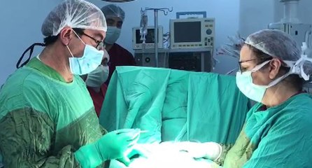 Mucize doktor, 16 saatlik bebeğe akciğer zarından yemek borusu yaptı