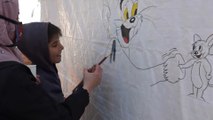 موهبة الرسم تسخرها شابة سورية لإسعاد أطفال المخيمات