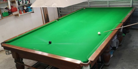 Snooker trick shot one Handed