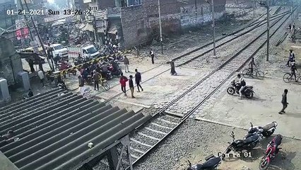 رجل ينجو من الدهس بالقطار بأعجوبة: شاهد ماذا فعل؟