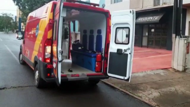 Idosa é socorrida pelo Siate após cair no banheiro de residência, no Centro