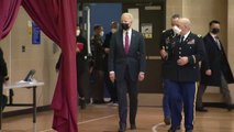 Joe Biden supervisa un centro militar de vacunación y visita a los marines heridos