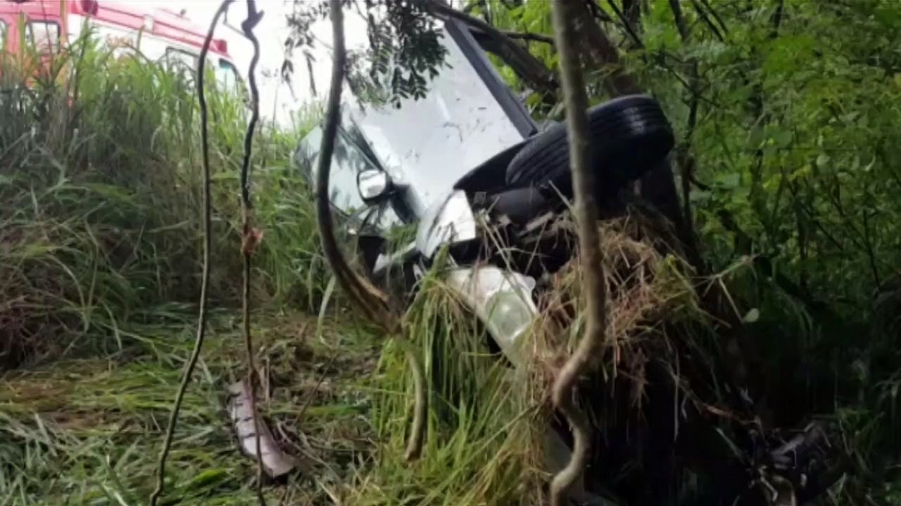 Veículo cai em barranco e fica destruído após capotar na BR-467, em Cascavel