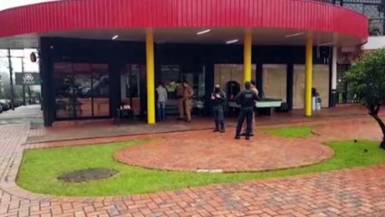 Dois são detidos após tentarem investir contra guarda municipal em estabelecimento no Centro