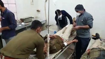 हिस्ट्रीशीटर का पीछा कर रही पुलिस की कैम्पर खेजड़ी से टकराई