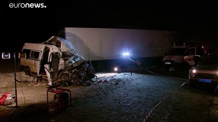Traktorszállító és kisbusz halálos ütközése Oroszországban