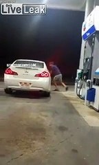 Elle enferme son mari hors de la voiture pour fouiller dans son portable