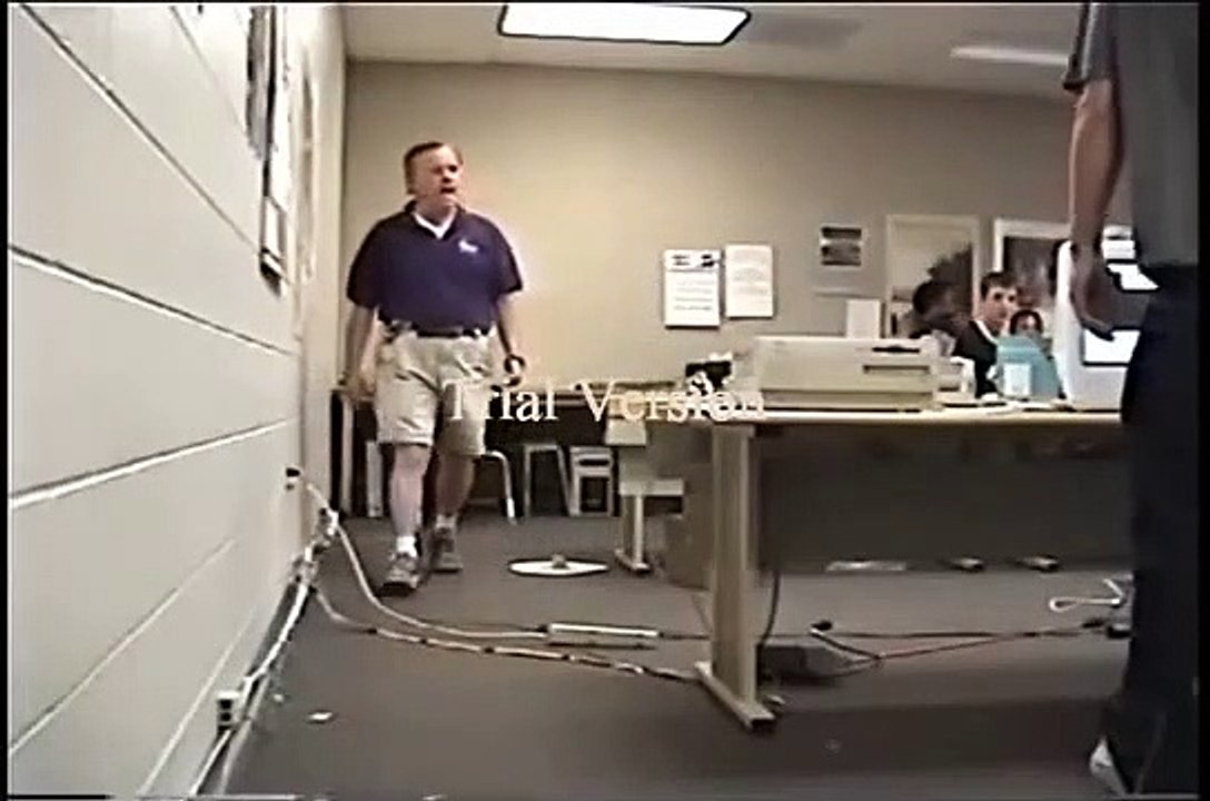 Un élève pète un cable et éclate son ordi en plein cours