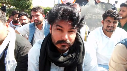 उपवास पर एनएसयूआई कार्यकर्ता