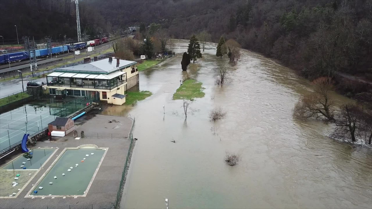 Le Camping de Houyet est sous eau. La Lesse déborde largement