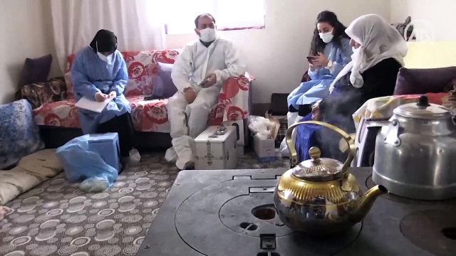 Sağlık ekipleri karlı yolları yayan aşarak aşı yapıyor