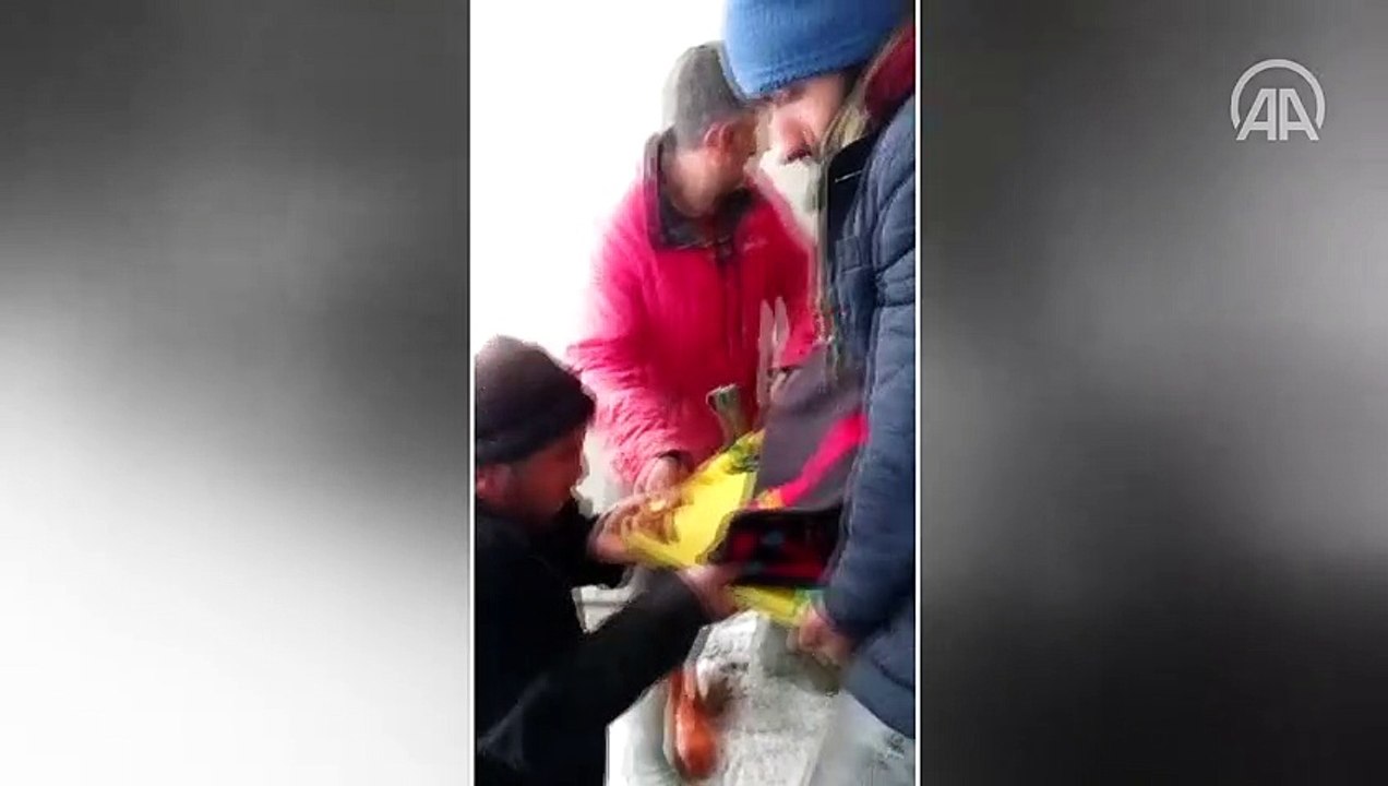 Van'da kar nedeniyle yolu kapalı mezradaki hastaya ambulans helikopterle ulaşıldı