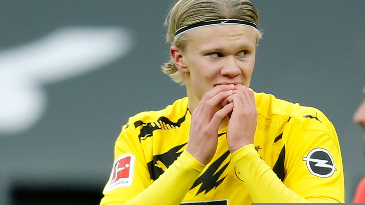 Borussia Dortmund v Augsburg