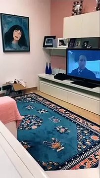 Intro Pornhub dans le salon familial