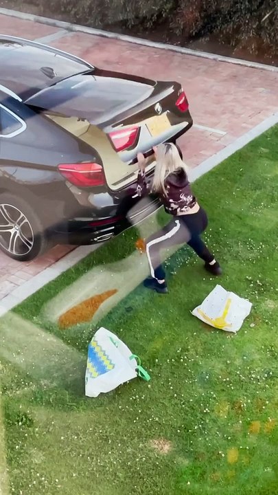 Troller sa soeur avec le coffre de sa voiture