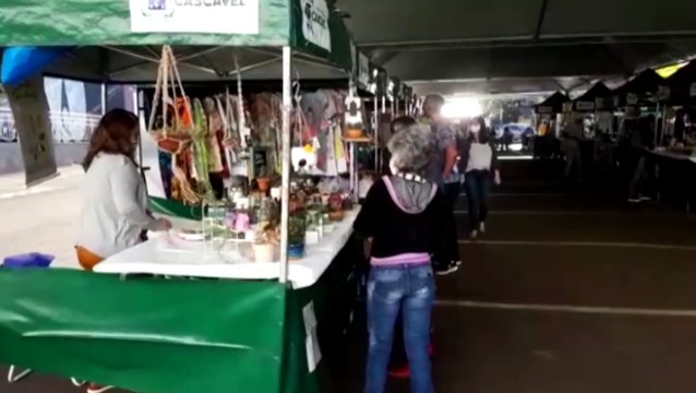 Com domingo ensolarado, cascavelenses aproveitam para visitar a Feira do Teatro