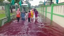 La localidad indonesia de Pekalongan amanece con agua de color rojo en sus calles