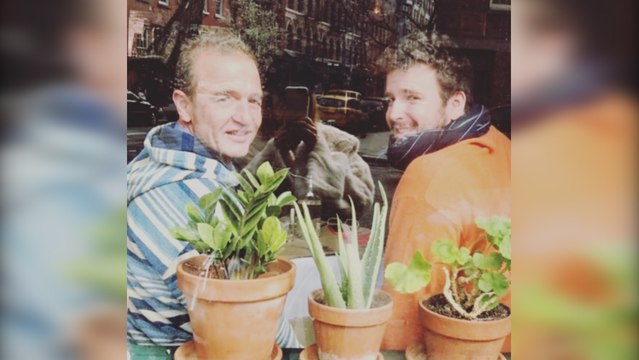 Alessandro Lequio recuerda a su hijo Aless con una fotografía en Nueva York