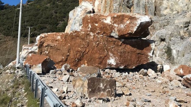 Dev kayanın düştüğü Antalya- Mersin yolu ulaşıma kapandı
