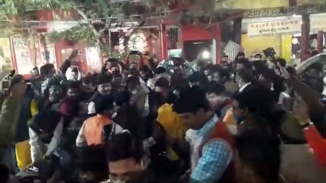 माधवनगर थाना प्रभारी चर्चा में वर्दी में प्रदेश अध्यक्ष वीडी शर्मा के पैर छुए