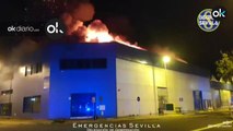 Increíble incendio en una nave de productos de limpieza en Sevilla
