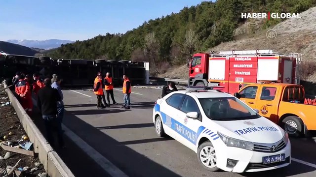 Bolu'da TIR devrildi, TEM İstanbul yönü trafiğe kapandı