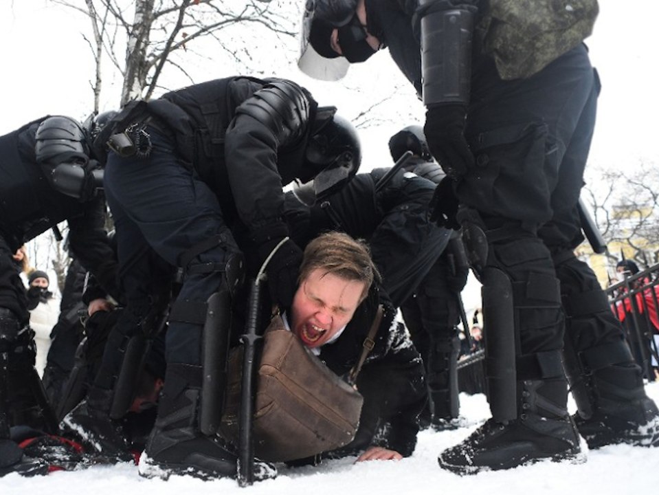 Nawalnys Frau verhaftet? Polizei geht brutal gegen Protestierende vor