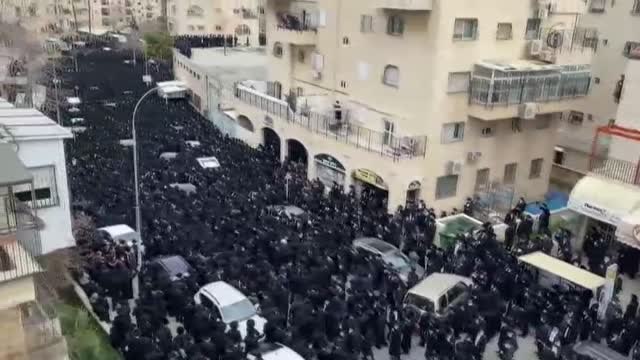 Miles de ultraortodoxos infringen el confinamiento en Israel para asistir al funeral de un rabino